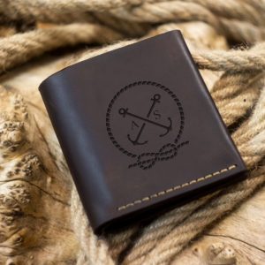 Portefeuille personnalisé pour homme en cuir marron avec gravure d'ancres et d'initiales, monogramme, citation, tout texte et image.  Cadeau original pour un homme. 