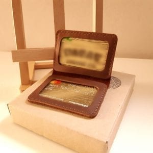Кожаный футляр для карт с окошком для удостоверения личности. Коричневый кожаный футляр для пластиковых карт ручной работы