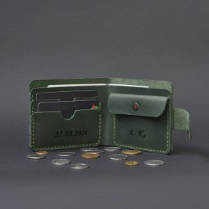 Gepersonaliseerde groen lederen portemonnee voor hem met gesp met gravure handgemaakt van groen leer met vak voor rekening, voor 3 kaarten, met muntzakje