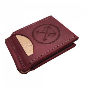 Plånbok med pengaklämma handgjord i vinrött äkta läder med fyra fickor för kreditkort. Originalgåva till man