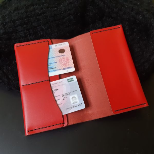 Skórzany damski czerwony portfel etui na paszport z kieszonkami na karty