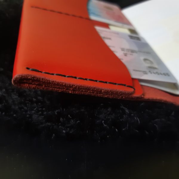 Skórzany damski czerwony portfel etui na paszport z grawerem Ręcznie robiony od Luniko. Pomys na prezent na 30