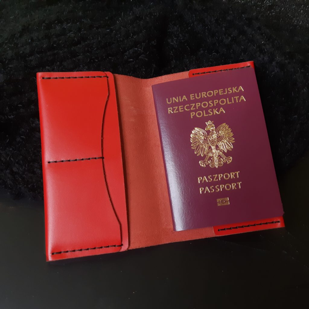 Skórzany damski czerwony portfel etui na paszport z grawerem Ręcznie robiony od Luniko. Pomys na prezent dla niej