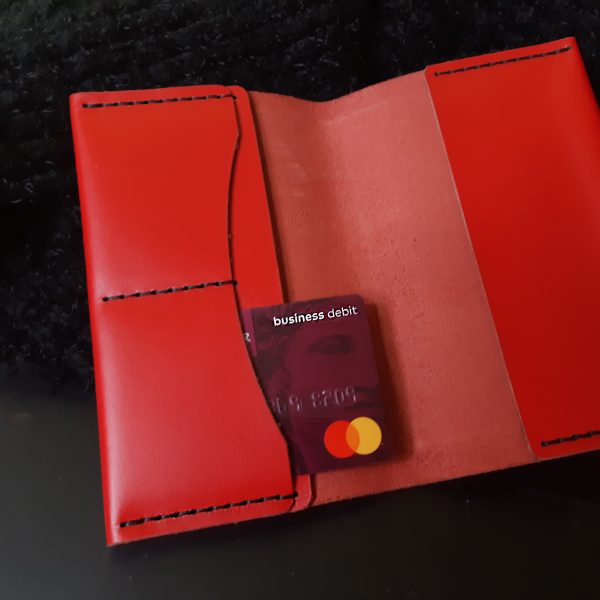 Skórzany damski czerwony portfel etui na paszport z grawerem Ręcznie robiony od Luniko. Pomys na prezent dla żony