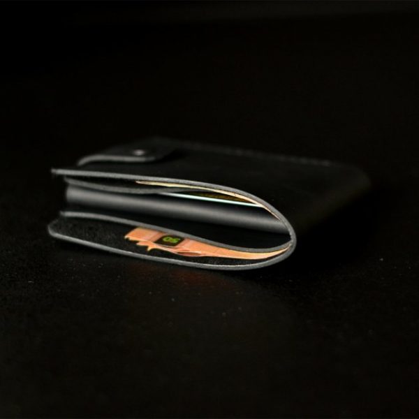 portfel meski skorzany z zapieciem czarny handmade wallet close
