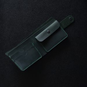 Handmade black leather wallet with a clasp and coin pocket. Skórzany portfel z zapięciem i z kieszenią na monety ciemnozielony ręcznie robiony od Luniko