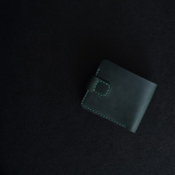 Skórzany portfel z zapięciem i z kieszenią na monety ciemnozielony ręcznie robiony od Luniko