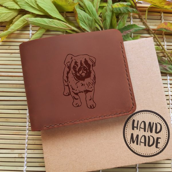 Portfel męski skórzany z psem brązowy ręcznie robiony z grawerem „Mops” Prezent dla miłośnika psów