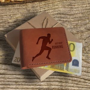 Brązowy skórzany portfel dla biegacza ręcznie robiony z grawerem "Biegacz" Prezent na święta, na rocznicę Just keep running