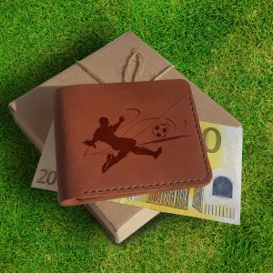 Brązowy skórzany portfel ręcznie robiony z grawerem "Napastnik" Prezent dla fana piłki nożnej / piłkarza