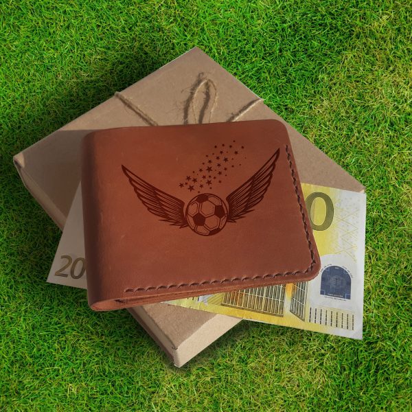 Brązowy skórzany portfel ręcznie robiony z grawerem "Piłka i skrzydła" Prezent dla fana piłki nożnej