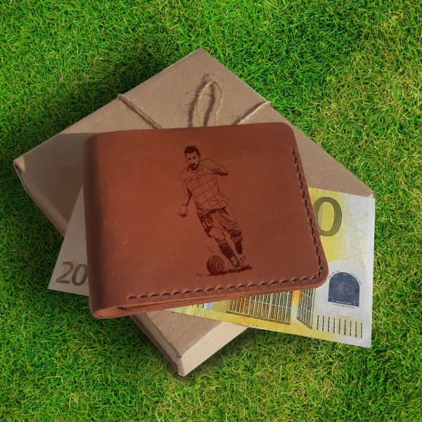 Brązowy męski skórzany portfel ręcznie robiony z grawerem "Piłkarz" Prezent dla fana piłki nożnej i piłkarza Lionel Messi