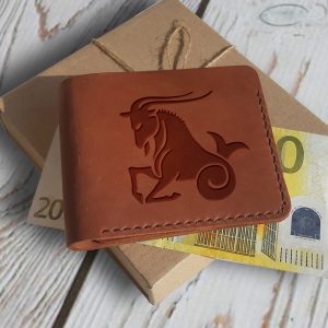 Brązowy skórzany męski portfel ręcznie robiony z grawerem Prezent dla Koziorożca z personalizacjej