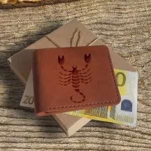 Brązowy skórzany męski portfel ręcznie robiony z grawerem na Prezent dla Skorpiona. Personalizowany