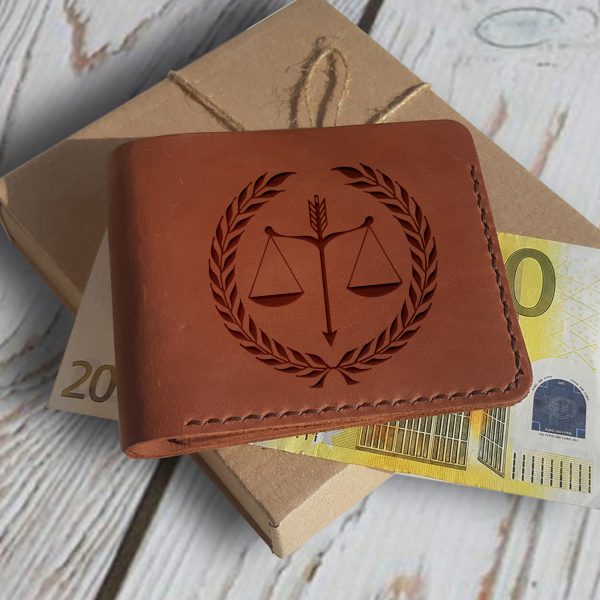 Brązowy skórzany portfel ręcznie robiony z grawerem „Sprawiedliwość” Prezent dla prawnika – adwokata, radcy prawnego, dla mecenasa, sędziego