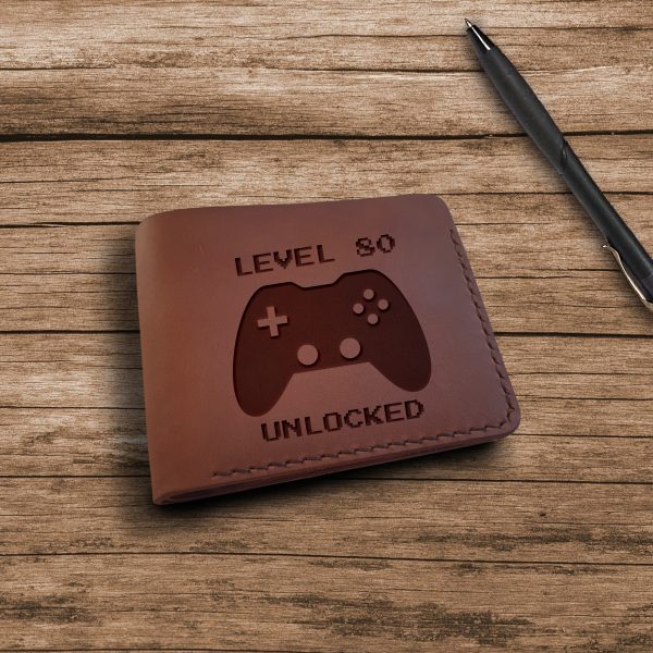 Brązowy skórzany męski portfel ręcznie robiony z grawerem "Level 80" Prezent dla gamera Prezent dla gracza