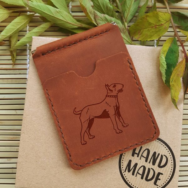 Brązowy skórzany etui portfel na karty z klipsem na banknoty ręcznie robiony z grawerem Pies Bulterier