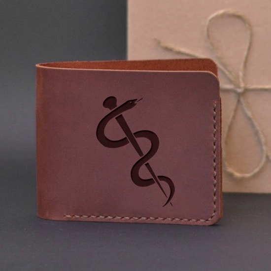 Leather men’s brown handmade wallet with engraving Medicine Personalized Gifts for Doctors Gift for Surgeon Portfel skórzany ręcznie robiony z grawerem Medycyna Prezent dla lekarza Podziękowanie dla lekarza