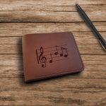Best Gifts For Musicians Portfel męski skórzany ręcznie robiony z grawerem "Klucz Wiolinowy" Prezent dla muzyka, dla ludzi kochających muzykę, dla nauczyciela muzyki