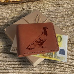 Regalo piccione. Portafoglio in pelle da uomo personalizzato con incisione di un piccione per carte, banconote e monete, realizzato a mano in pelle marrone.