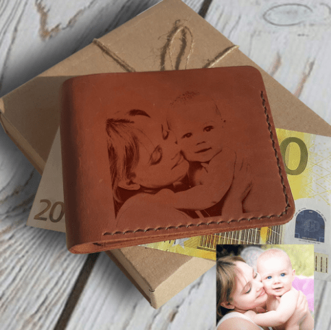 Personliga gåvor i läder av Luniko. Presentes personalizados em pele da Luniko. Gepersonaliseerde lederen cadeaus van Luniko. Handmade leather wallet engraving photo family with child Portfel męski skórzany z grawerem zdęcia