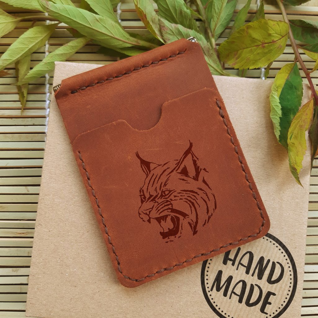 Brązowy skórzany etui portfel na karty z klipsem na banknoty ręcznie robiony z grawerem Ryś Leather handmade wallet with clip for banknotes and pockets for credit cards. Laser engraving Lynx Anniversary Gift for Him Gifts for cat lovers Gift for cat owner