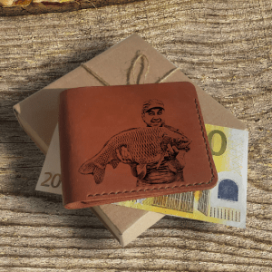 Angler Geschenke Ein personalisiertes, handgefertigtes Leder Portemonnaie mit dem eingravierten Foto eines Fischers mit gefangenem Fisch!