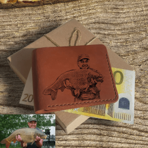 Personalizowany, ręcznie robiony skórzany portfel ze zdjęciem  z grawerem przedstawiającym wędkarza ze złowioną rybą