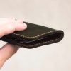 Cartera de piel minimalista con cuatro ranuras para tarjetas, dos compartimentos ocultos para billetes o documentos en papel, y opción de grabado - Imagen 9