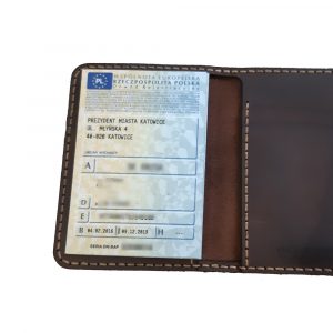 Mini portfel pionowy - Etui na karty z prawdziwej skóry w kolorze ciemnobrązowym to pionowy mini portfel z 6 kieszeniami, który nadal wygląda bardzo minimalistycznie