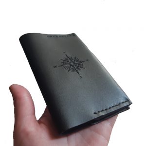 Ręcznie robiony czarny pokrowiec na paszport z grawerem. Personalizowane skórzane etui na paszport