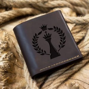 Handgemachte Geldbeutel aus Leder mit Gravur. Schach Geschenke. Geschenke für Schachspieler Personalized Wallet. Custom Leather Handmade Wallet. Gifts For Chess Lovers. Gift for Chess Player