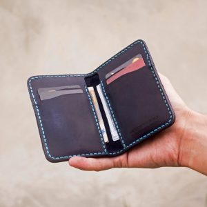 Небольшой тонкий кожаный мини-кошелек для карт, банкноты с гравировкой темно-синий. Подарок папе, мужу или парню.