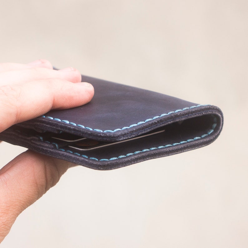 Vertikale handgemachte Geldbörse aus dunkelblaues Leder mit Gravur.