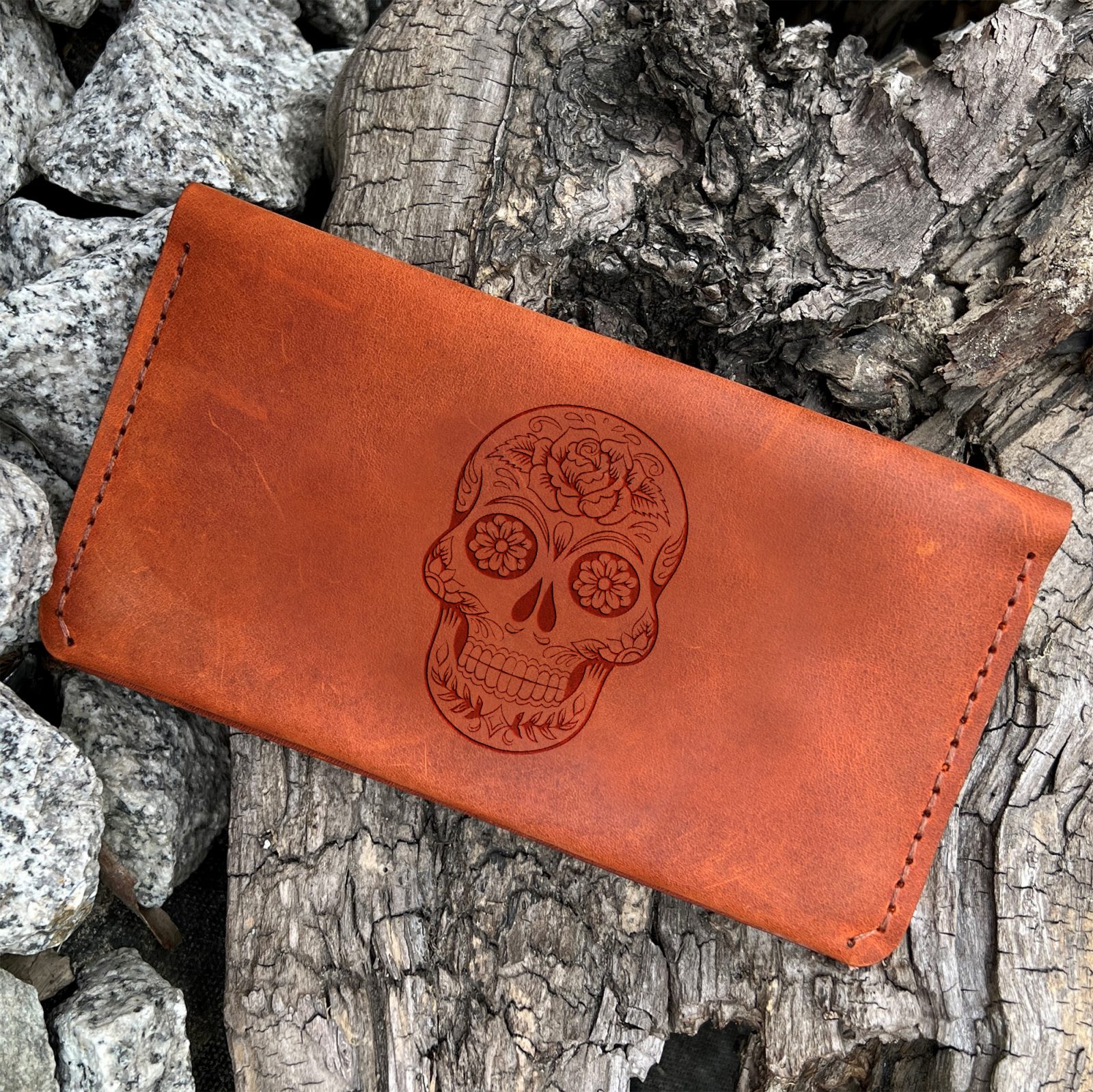 Handgemachte Geldbeutel aus Leder mit Gravur mit Totenkopf. Braune  Luxuriöse Reisebrieftaschen. Personalisierte Geschenke für Männer
