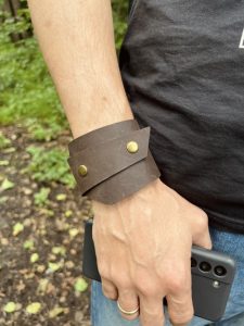 Breites Braune Herren-Armband Individuell handgefertigte Armbänder aus echtem schwarzem Leder für Männer von Luniko sind die perfekte Lösung.