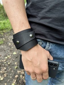 Breites schwarzes Herren-Armband aus echtem Leder 