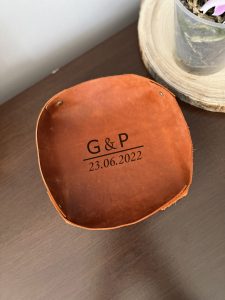 Geschenk für die Großeltern Unsere personalisierten Geschenke werden individuell aus Holz oder Leder hergestellt, und wir können alles anfertigen.