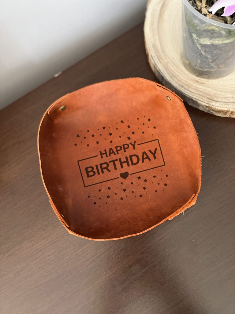 The 50 personalized leather gift ideas for Mom for her birthday, Christmas and Mother's Day by Luniko! Order a gift now!! Leather Trinket Dish. Personalized Catch All Tray. Custom Dice Tray. Jewelry Tray. Vanity Tray. Ring Tray. Valet Tray.