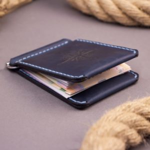 Tenká kožená peněženka s klipem na peníze pro muže ručně vyrobená z tmavě modré pravé kůže se dvěma kapsami na kreditní karty. 