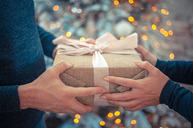 12 ideas on how to choose an original gift for a man who has everything: