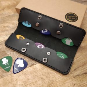 Personalized Leather Guitar Pick Case Guitar Pick Storage Guitar Pick Box Leder Gitarren Plektren Halter ( Pick Holder) für 6 Plektren, handgefertigt, personalisiert mit Gravur des Bandlogos, des Musikernamens oder eines Konzertfotos Uchwyt etui pokrowiec na kostki do gitary na 6 kostek skórzany z grawerem logo zespołu, nazwiska muzyka