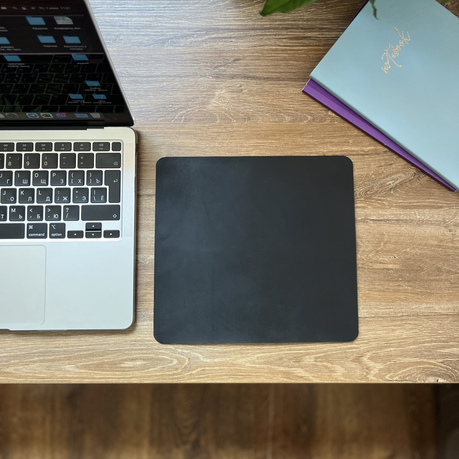 https://luniko.net/wp-content/uploads/2023/04/Customized-leather-mouse-pad-black-for-husband.jpg