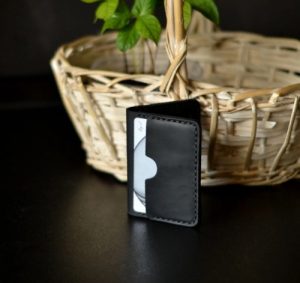 Кожаный бумажник держатель для кредитных карт для мужчин с двумя окошками для удостоверения личности футляр для карт ручной работы черный от Luniko!