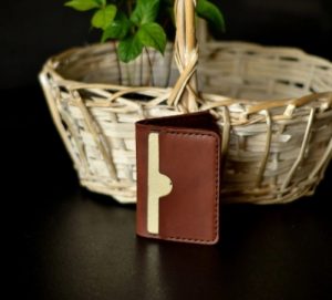 Кожаный бумажник держатель для кредитных карт для мужчин с двумя окошками для удостоверения личности Кардхолдер для карт ручной работы коричневый от Luniko!