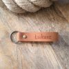 Brelock z imieniem Breloczek do kluczy z grawerem personalizowany skórzany brązowy Nietypowe breloczki do kluczy handmade Personalized Name Keychain Leather Keychain Custom Car Key Fob Key Ring Key Chain Engraved Monogram Initial Handmade Brown Leather Keychain Schlüsselanhänger mit Namen mit Gravur aus Leder, handgefertigt, Personalisierter Schlüsselanhänger, mit Initialen, Logo, Text usw.