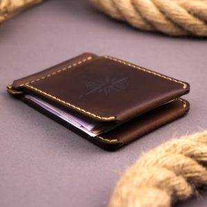 Minimalistisk plånbok med pengaklämma för män handgjord av äkta brunt läder med två fickor för kreditkort.  Presentidé för honom