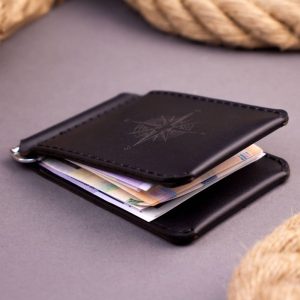 Tunn plånbok med pengaklämma för män handgjord av äkta svart läder med två fickor för kreditkort. Presentidé till en man på hans födelsedag
