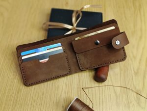 Plånbok i läder för män, handsydd i brunt naturläder Plånbok för kort och sedlar med spänne och myntficka. Present till en man