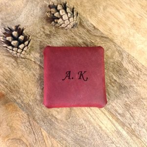 Damski portfel na monety z grawerem. Personalizowana bilonówka z czerwonej skóry. Ręcznie wykonane skórzane etui na monety z grawerunkiem